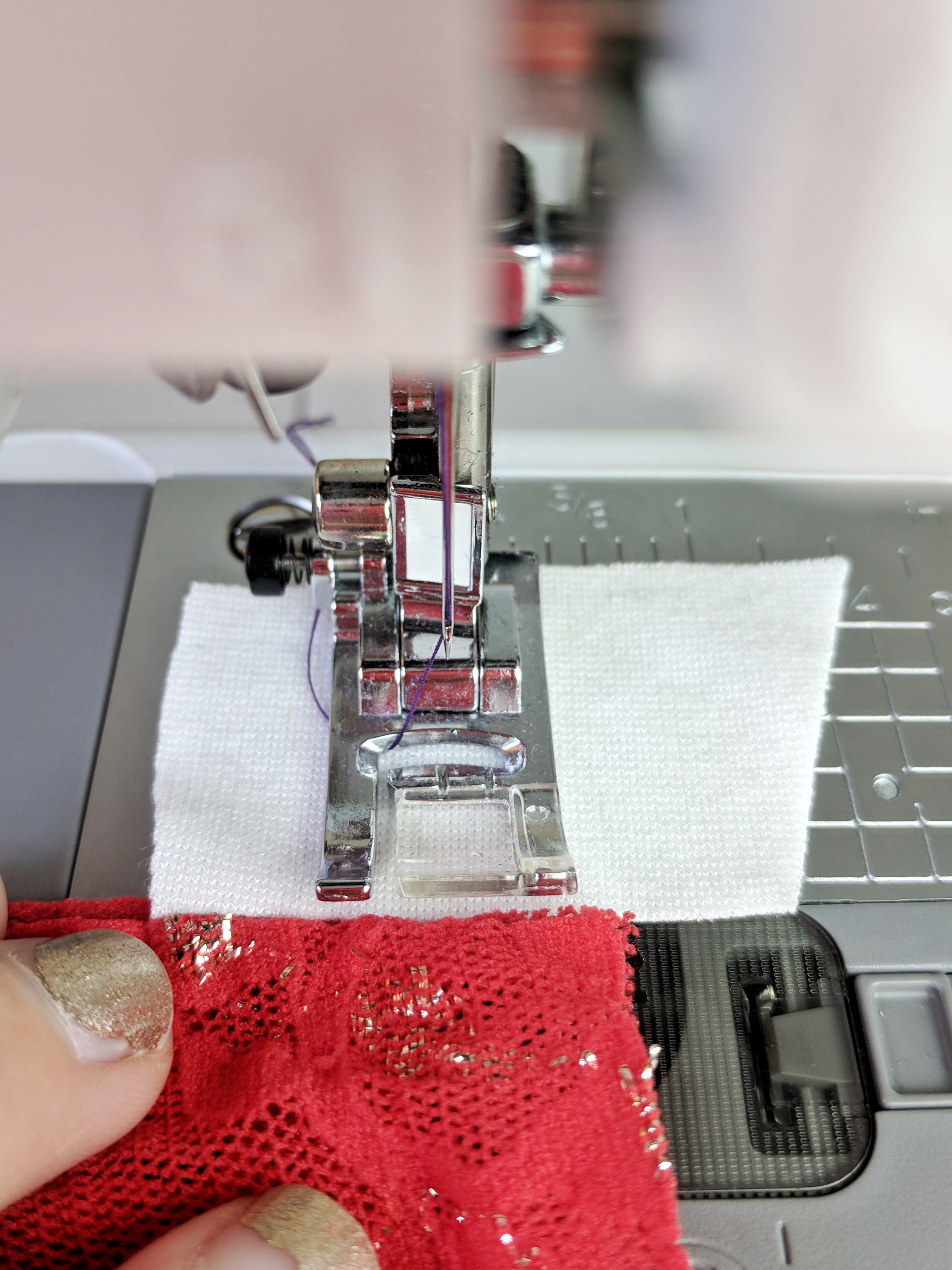 Exemplo de começar com um tecido estável imediatamente antes de alimentar a renda através da máquina de costura
