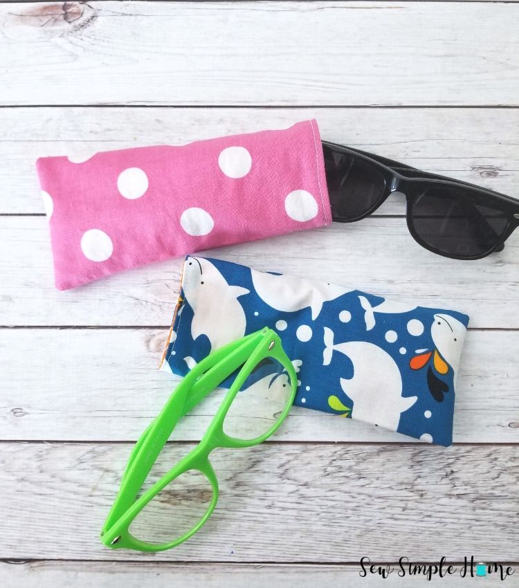 Easy glasses case with glasses.